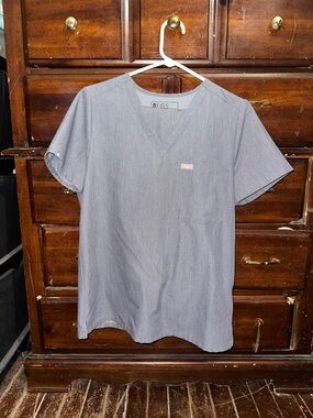 Figs Women’s Heather Slate V-Neck Scrub Top with Umann Joggers SCRUB SET